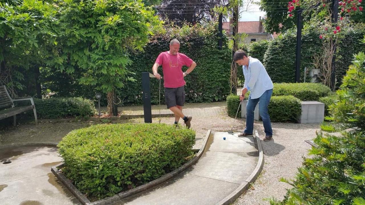 Aux Trois Petits Cochons Daire Hotton Dış mekan fotoğraf